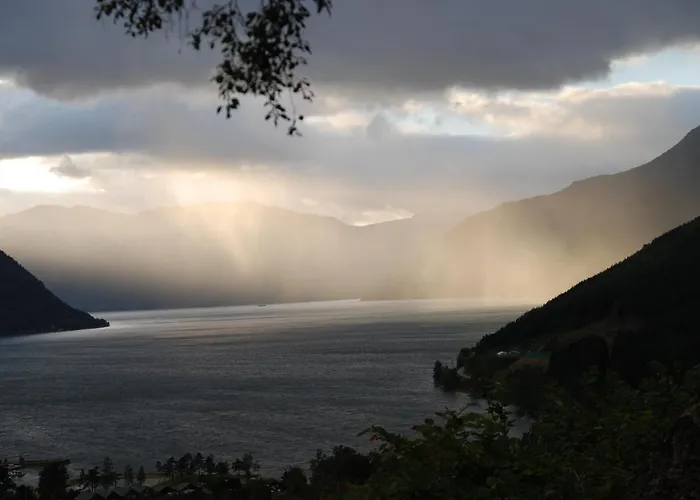 Huse Gjestegard Кинсарвик