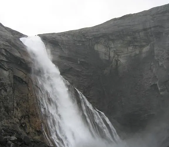 Huse Gjestegard Кинсарвик